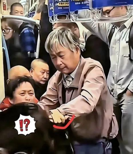 大快人心！“白发”不是“免死金牌”！上海地铁打人的大妈已经被警方立案调查！
5月