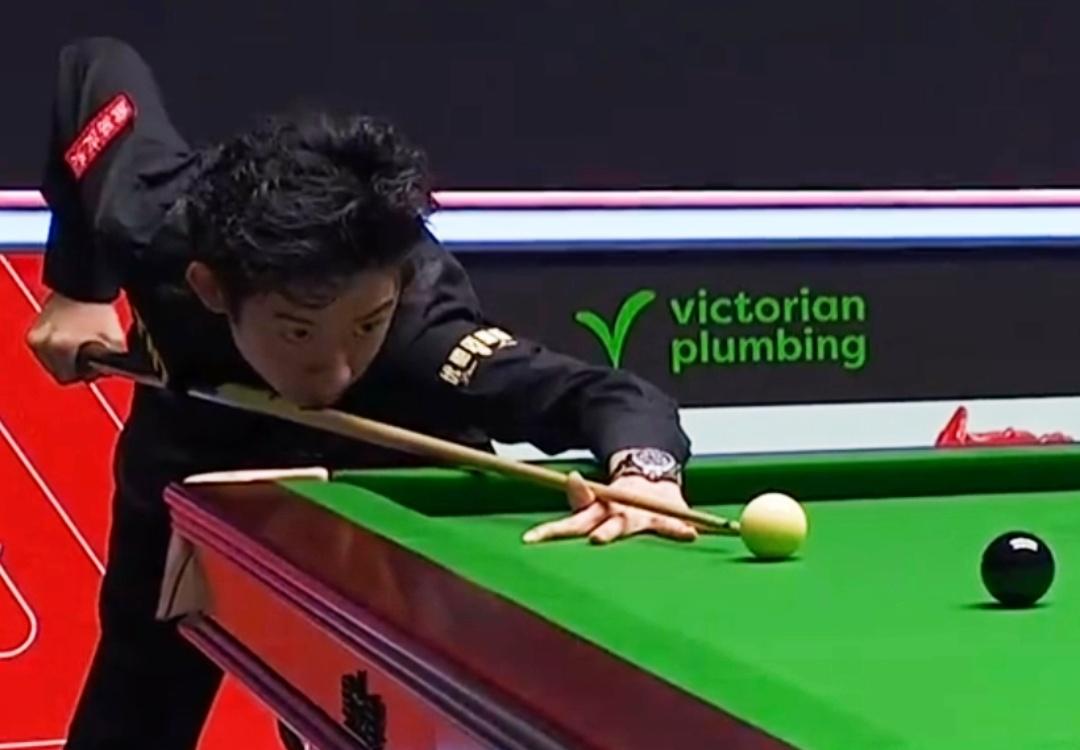 罗伯逊轰出六连鞭，6-1轻取吴宜泽，率先挺进英锦赛八强！
 
 
北京时间12月