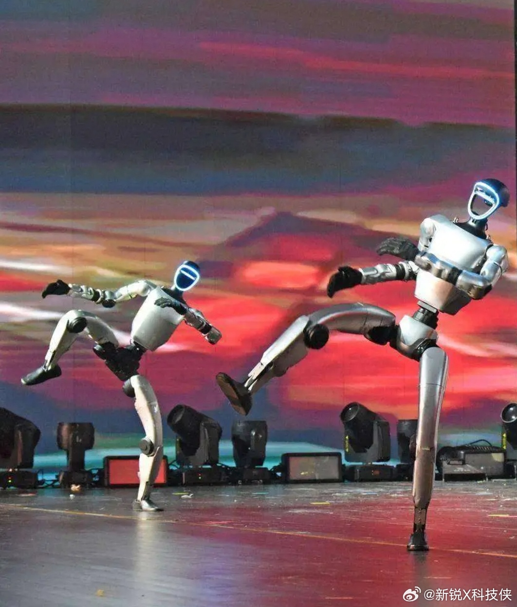 春晚上机器人跳舞，早就引起了千万用户的注意，很多人已经忍不住想要入手了。现在天猫