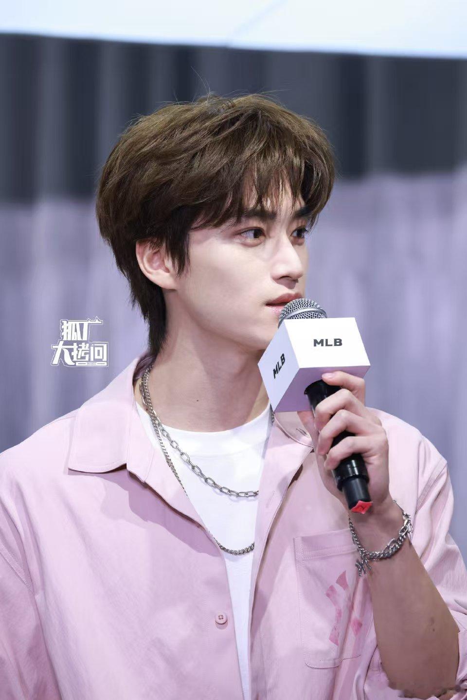 张康乐粤语饭撒 广州场最大的福利就是能听到张康乐说粤语，已经被苏断腿了张康乐说粤