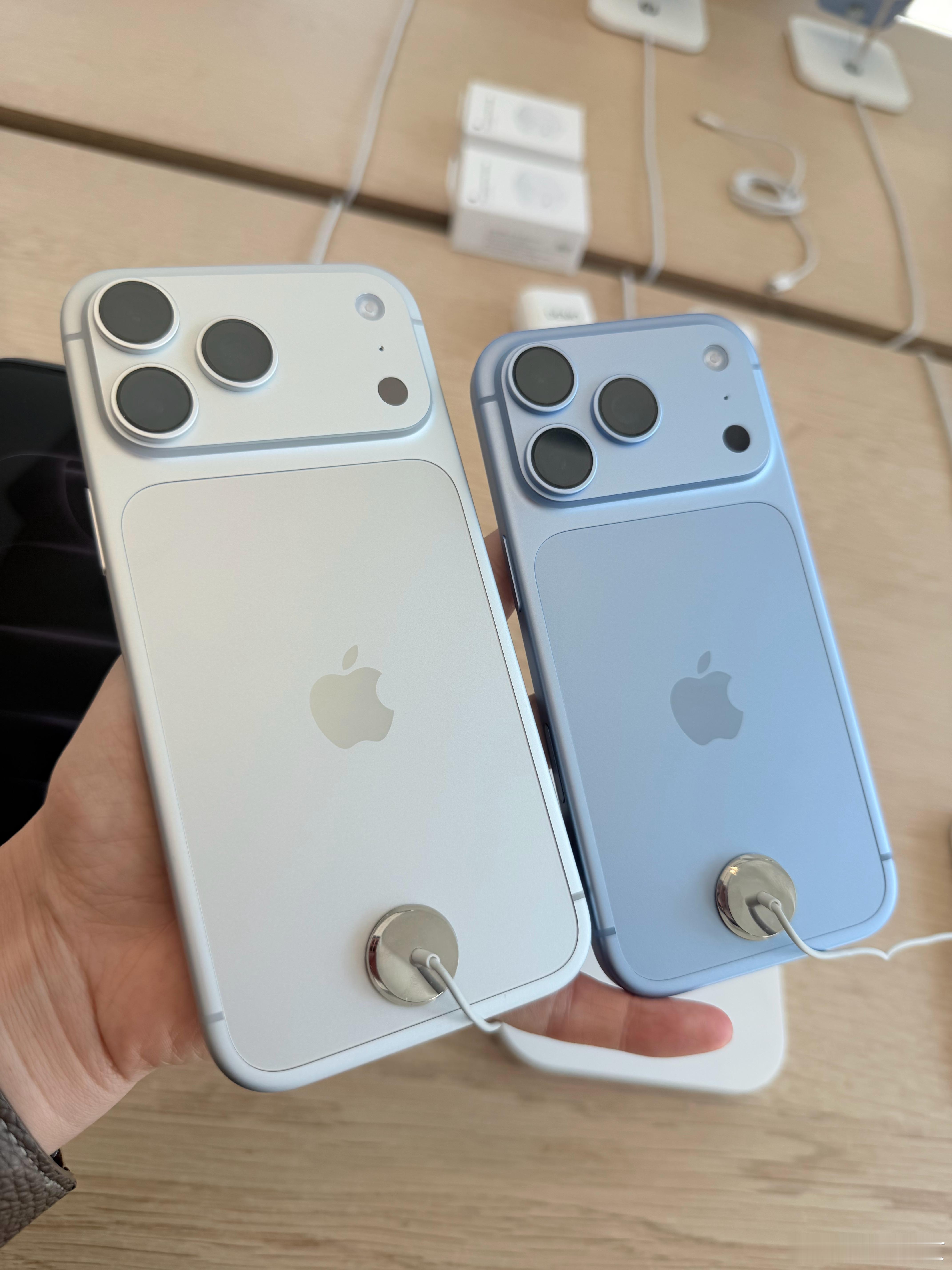苹果首销日还是这么多人，门口一堆黄牛[笑cry]iPhone18 系列真机实拍，