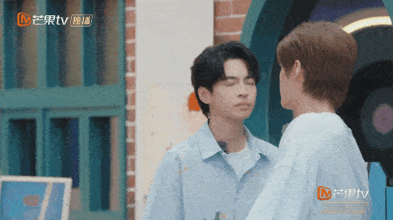 #张远顶级追星成功后的嘚瑟#真的羡慕张远了，没想到在老友记里追星成功还和张信哲合