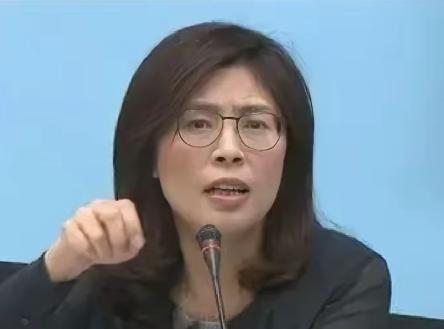 万万没料到，新当选的国民党主席郑丽文，一查才发现她不仅是个“蓝二代”，身上流着那
