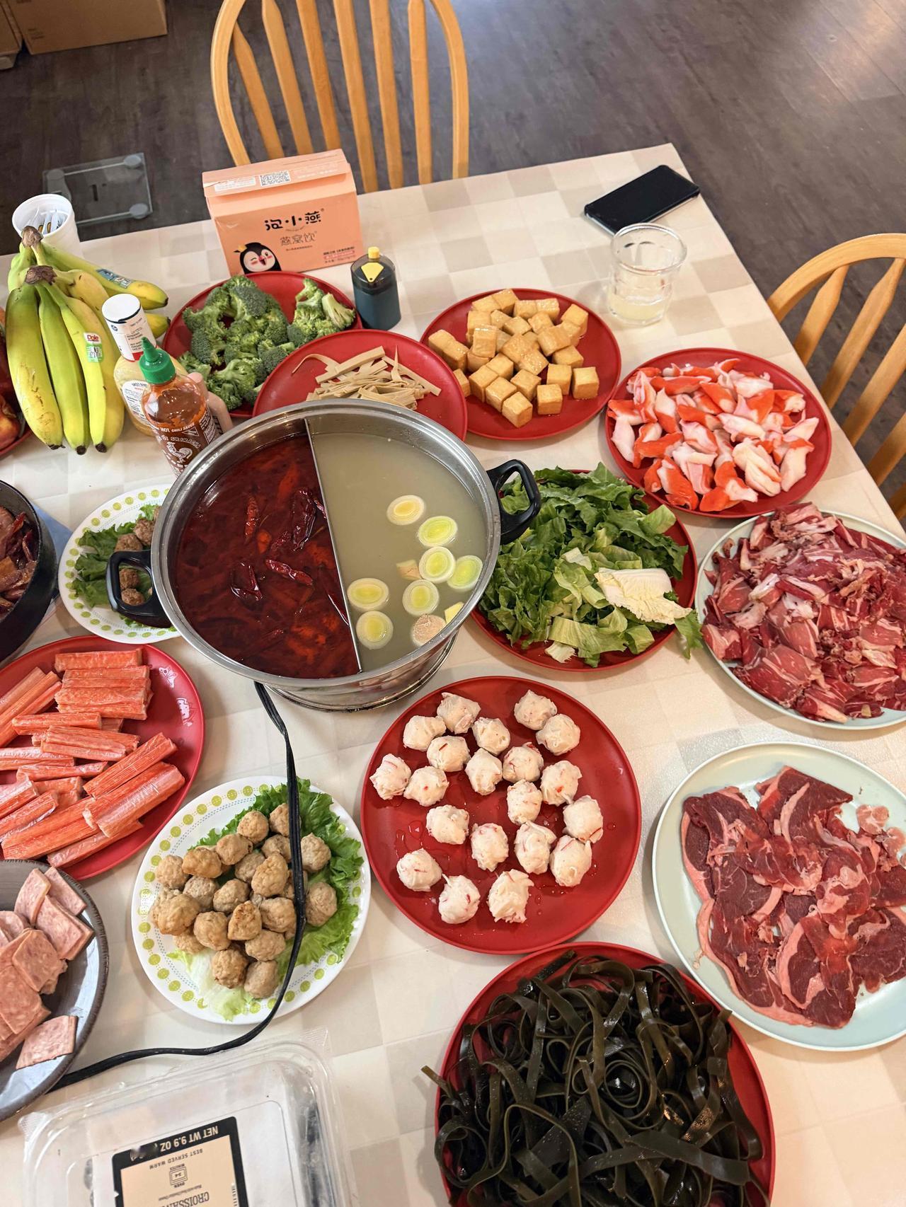 人在美国，做着小留学生寄宿家庭的工作。
平时是生活管家，也是半个妈妈——接送、做