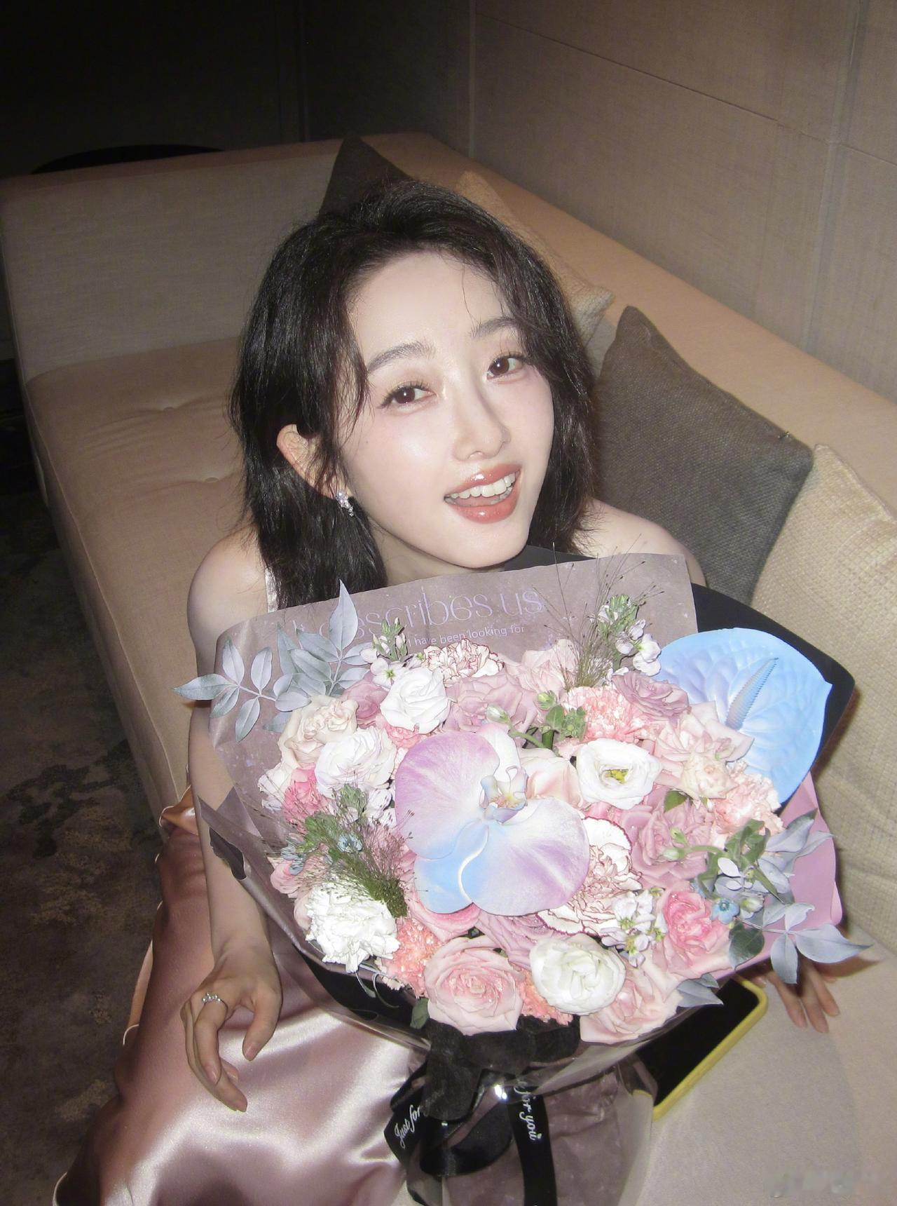 蒋梦婕这也太仙了吧！粉色礼服配柔光质感绝美[飞吻]
蒋梦婕