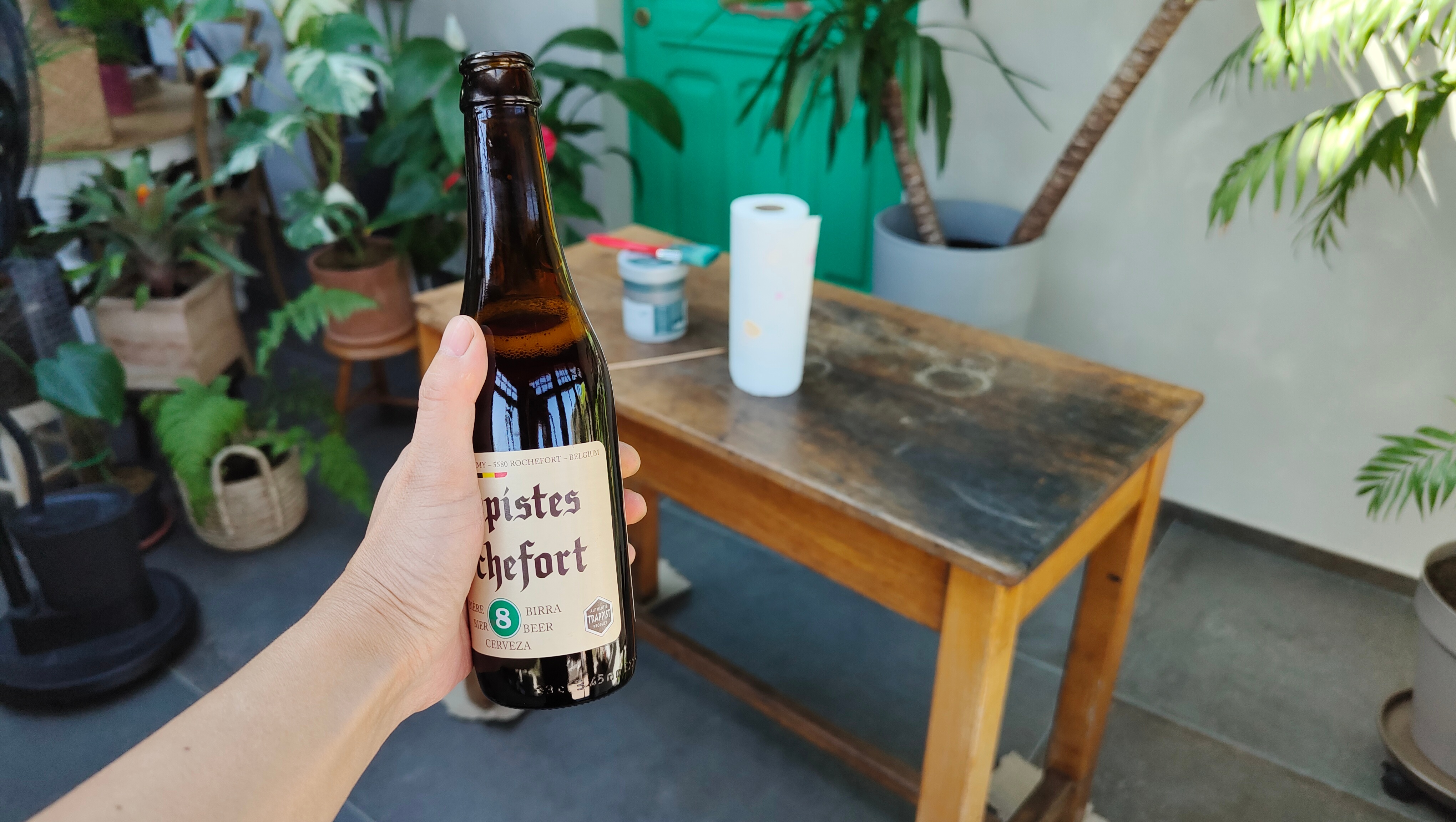 喝个小酒，刷张小桌。早上冒着早上的烈日给菜地浇了几桶水，吃完晚饭总是没精神浇不动