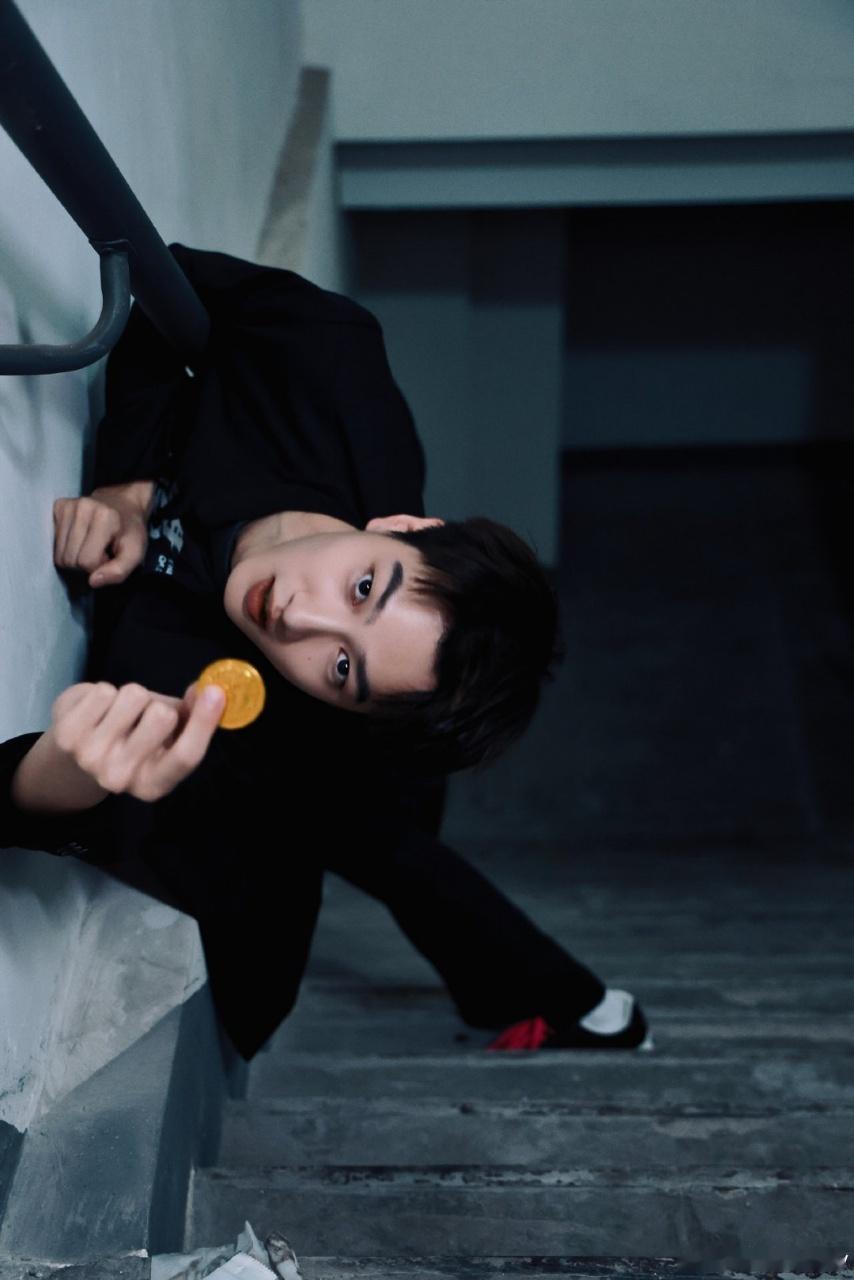 邬家楷私下就是唱跳抽象什么都来少爷，帅是真的帅，抽象也是真抽象[笑cry] ​​