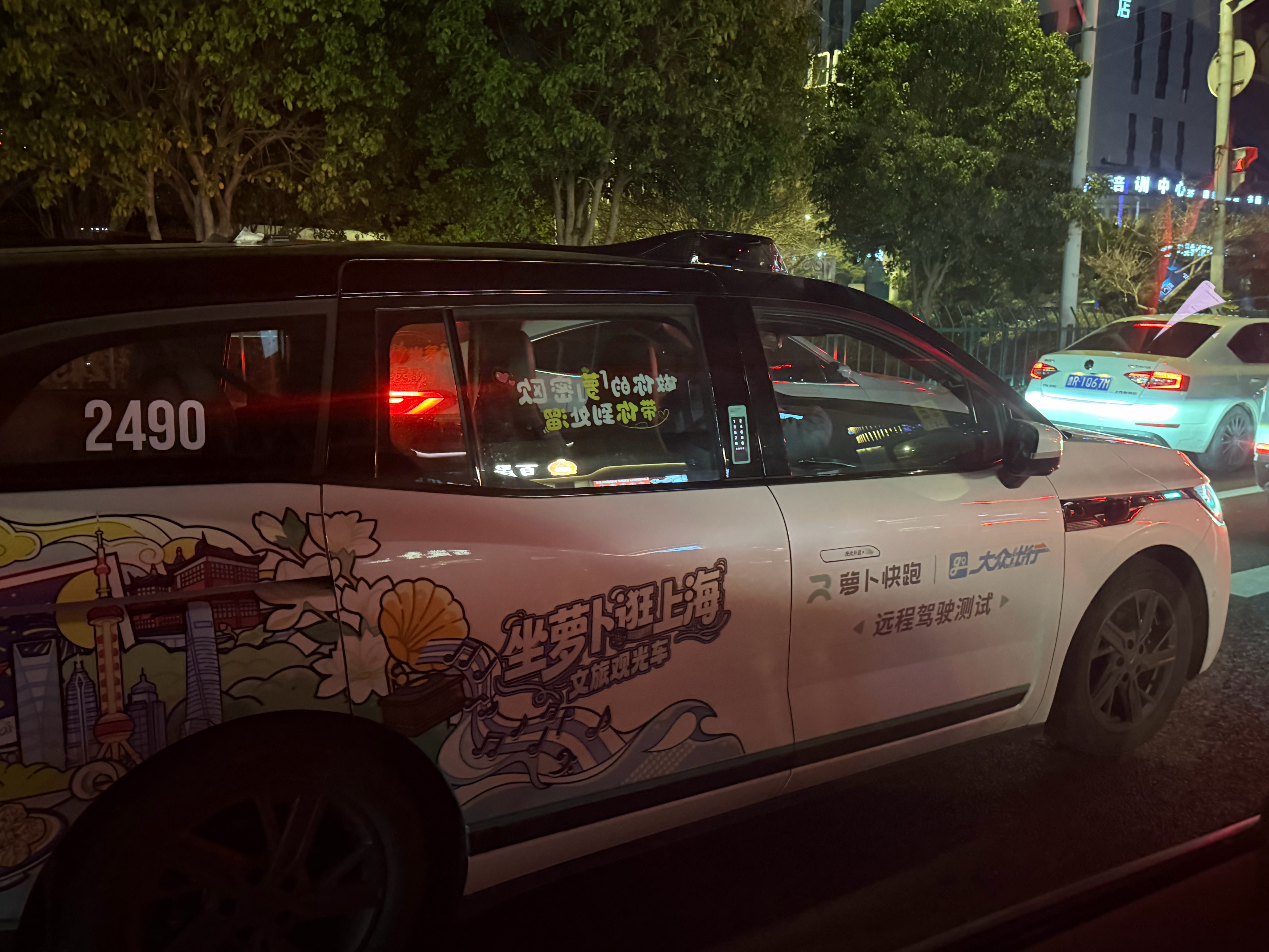 遇到了萝卜快跑的江铃RT6。 