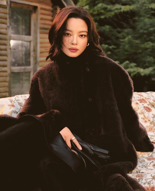 影后辛芷蕾发文称，鹤岗小串～我回来了。发出的小串色泽诱人，看着就很美味。姐姐等我