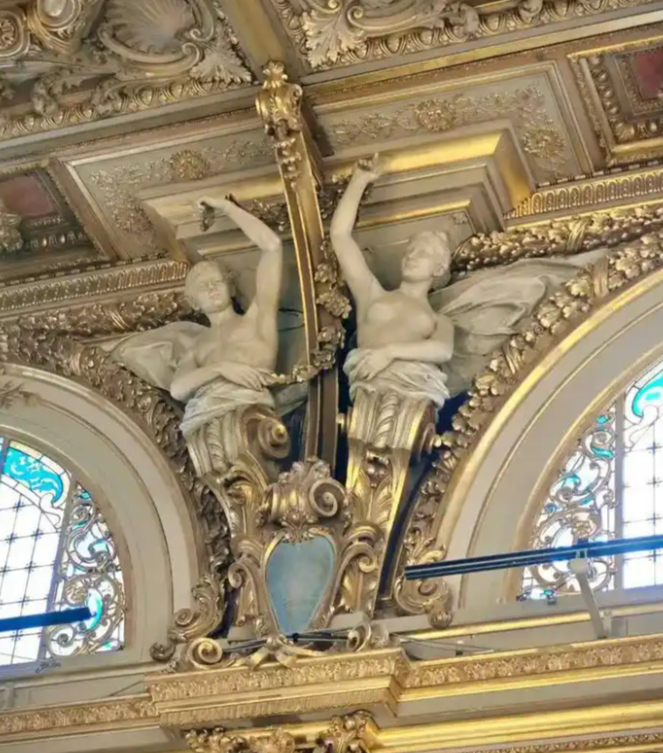 法国总统府爱丽舍宫发生了一起令人咋舌的内盗案。据《费加罗报》报道，一批珍贵的国宴