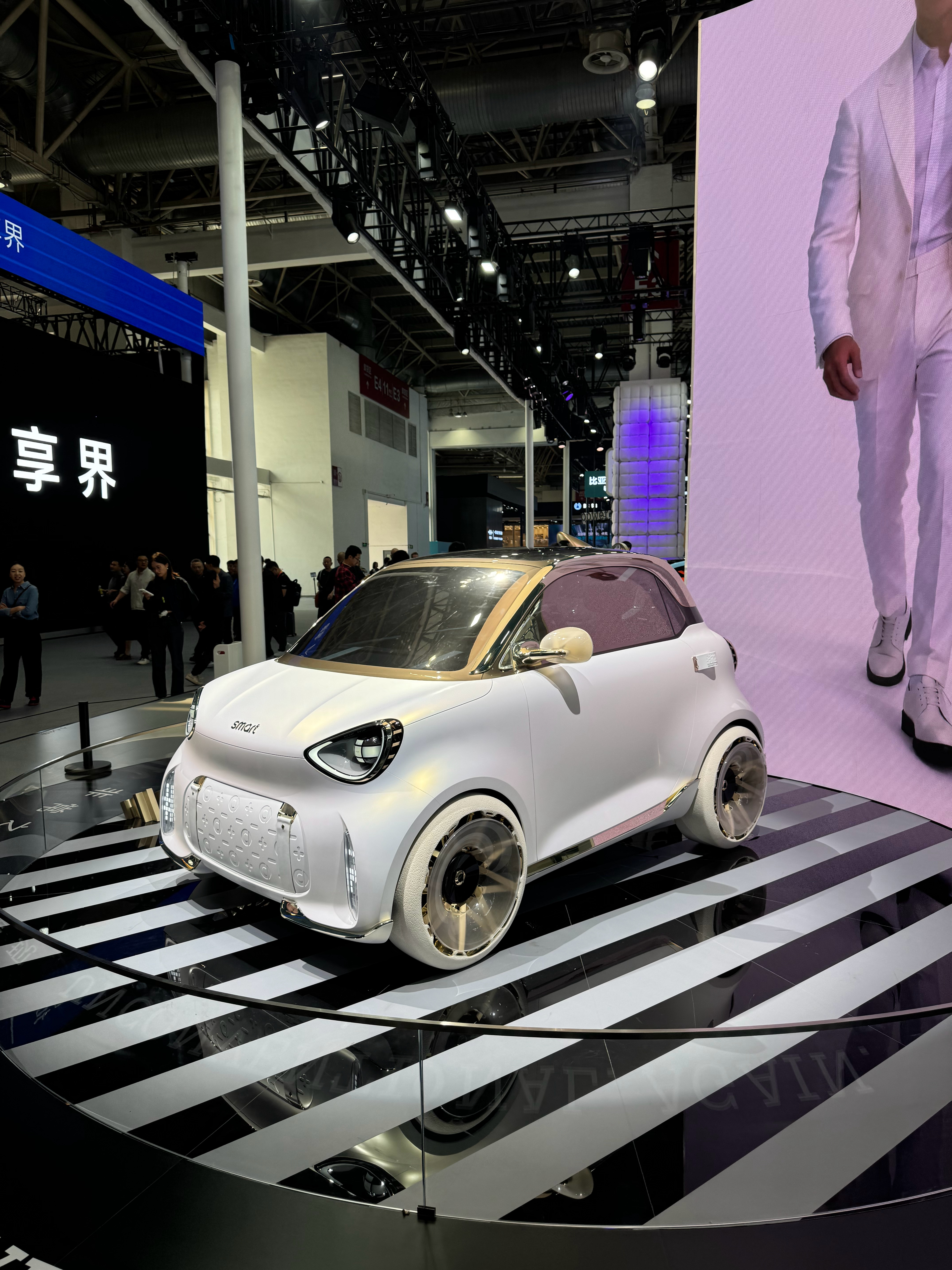 smart 井2 设计基本还原了 经典的for two瓦格纳的设计元素太突出了！