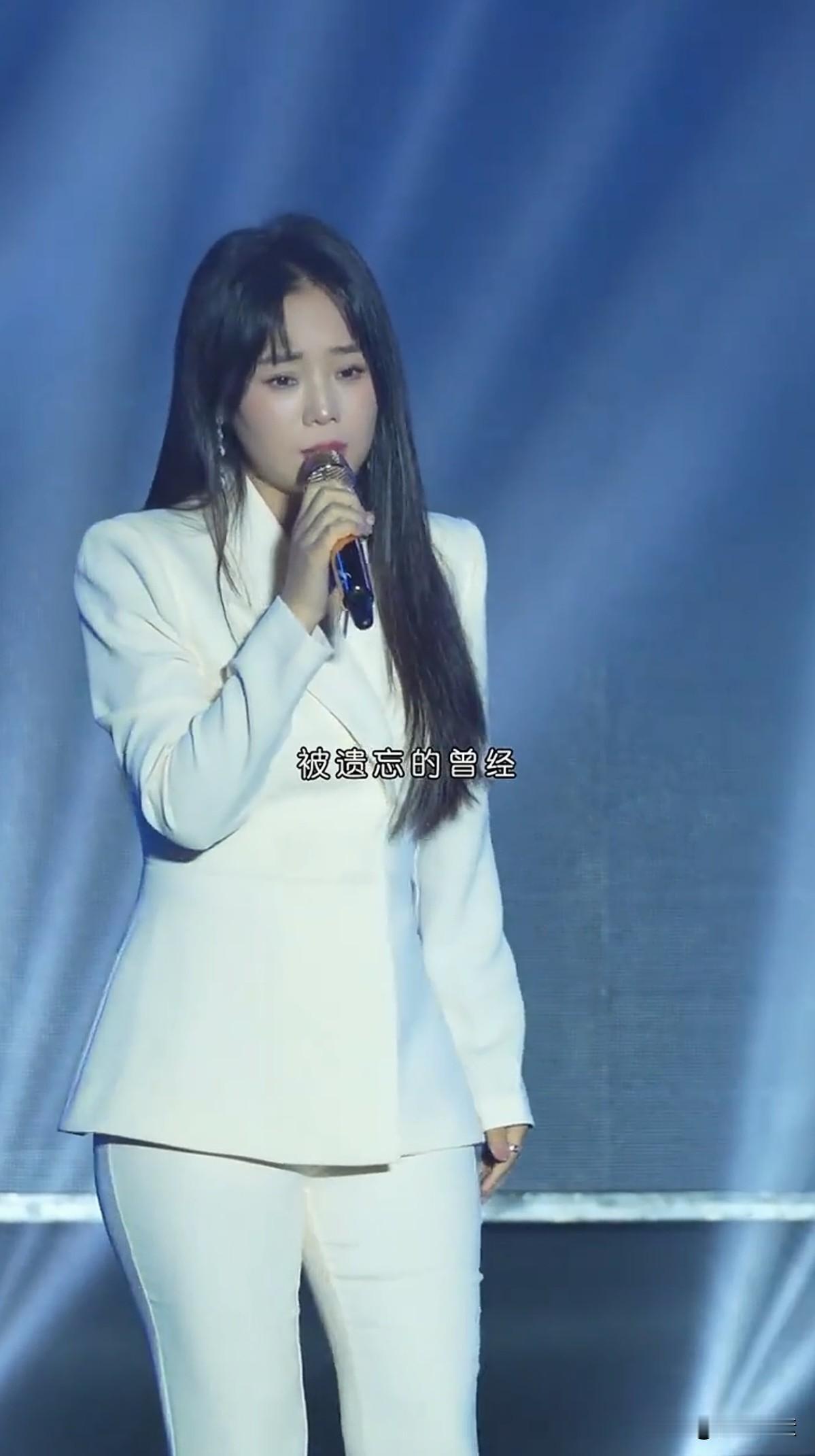 刀郎老师的徒弟云朵，不但歌唱的好，人也是又水灵又楚楚动人。

大树底下好乘凉，如