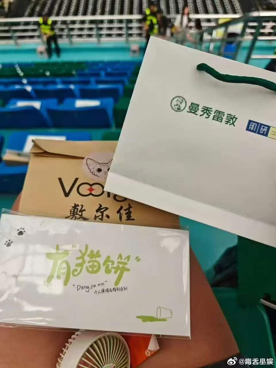 邓佳鑫的演唱会伴手礼 邓佳鑫有猫饼演唱会伴手礼哦莫！ 