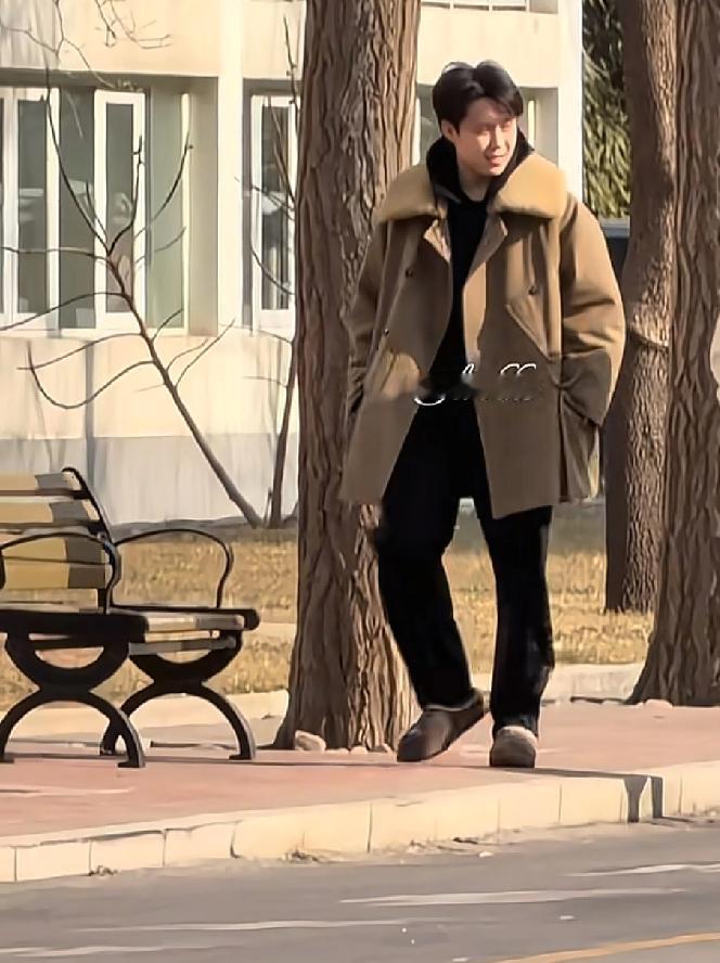 如韩剧偶像剧里走出来的男主，
咖色大衣配同色系的裤子，
优雅潇洒，
很少有男孩给