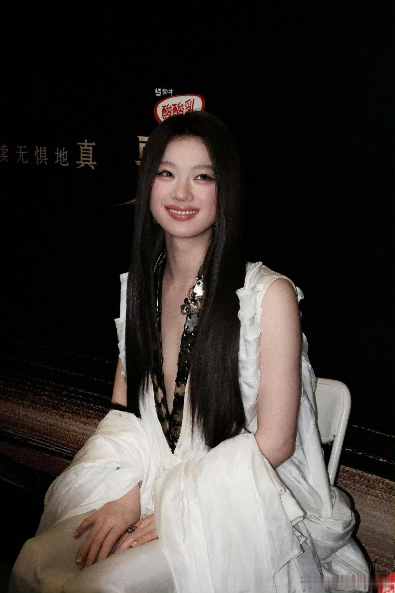 单依纯把额头露出来大大方方的这个单依纯真的很适合把额头露出来哦，一下子就变得很美