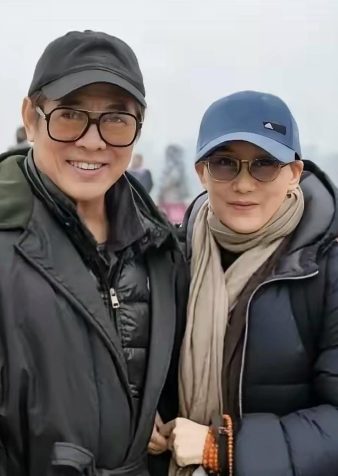 照片中是李连杰与利智结婚25年后的一张合影，此时利智六十三岁，虽然不再青春靓丽，