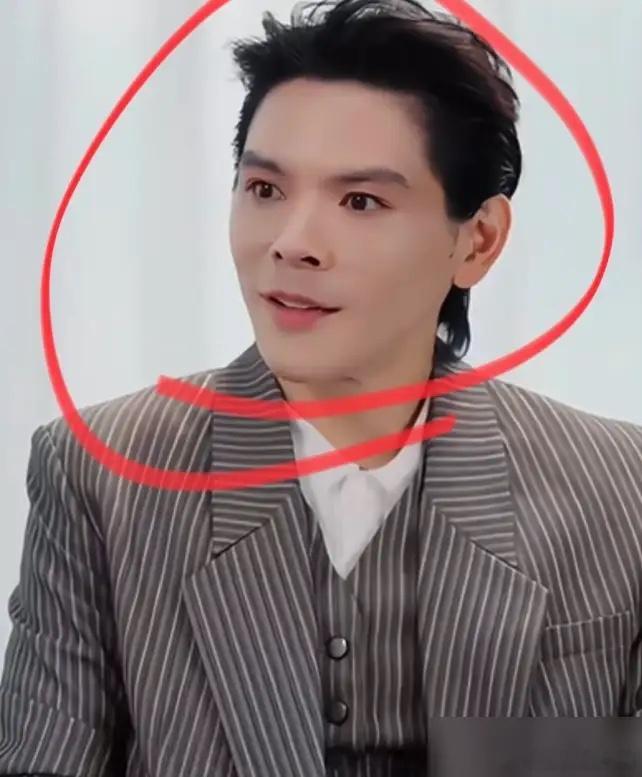 易立竞问向佐：几百亿遗产全给你老婆，你啥感受？ 向佐咧嘴一笑，直接反问：她是我老