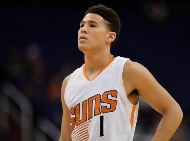 NBA现役球星生涯首秀年龄及得分一览:詹姆斯 首秀:18岁303天，得分25分字