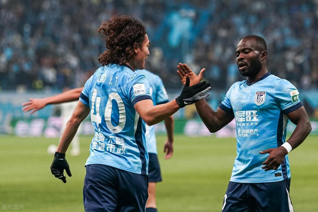 大连狂胜浙江！现在球迷可以释怀海港客场输给大连不算冷门了！应该说在经历两连败后的