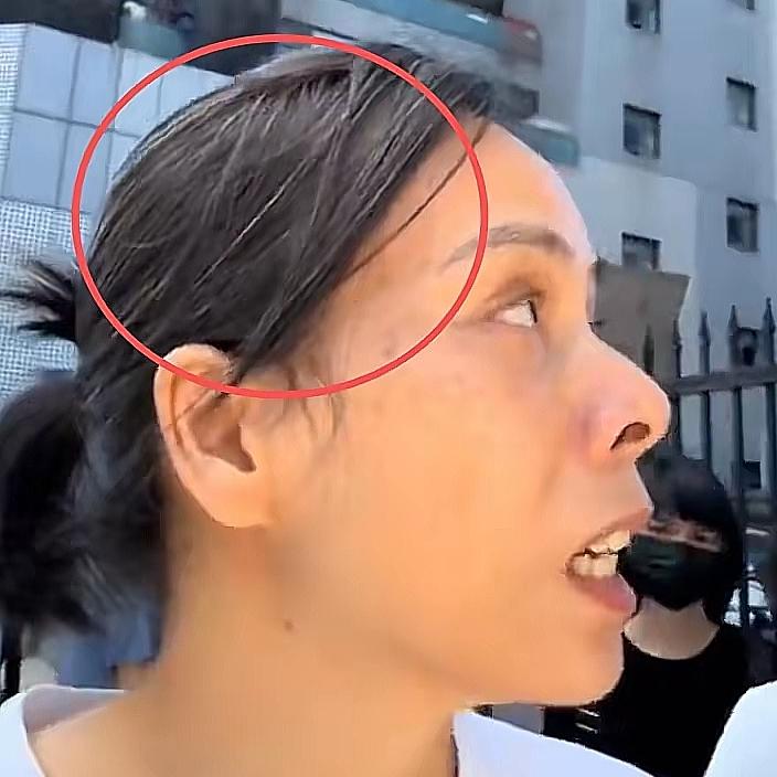 震惊了
将近一年过去
深圳14岁家门口被杀害少女，
结果如何？
今天满头白发母亲