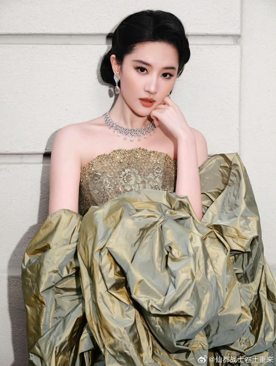 松弛的大明星，又是高定首穿，刘亦菲日常操作 