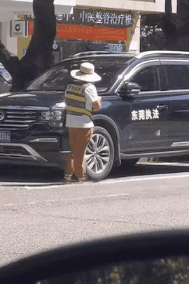 看傻了！

贴单大哥那手速简直能去参加比赛了！

刚把单子拍车窗上，扫见“执法车