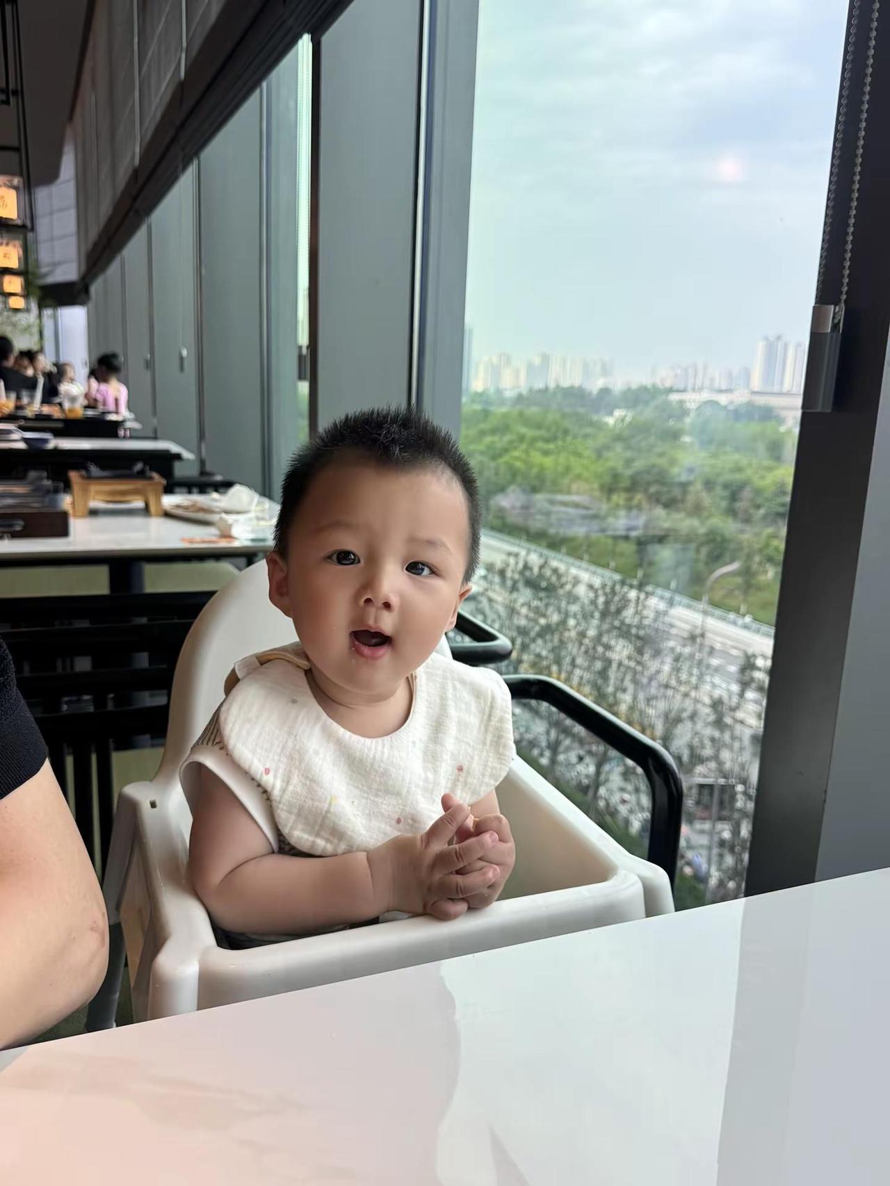 从没有什么文案能让我共情，直到我看到了这句：“我们终于长到这般岁月，上可共情长辈