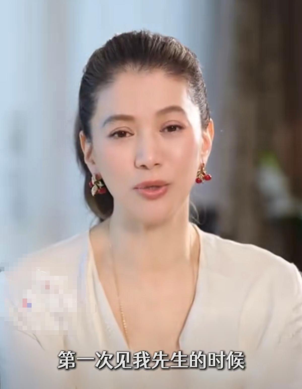 袁咏仪自曝第一次见张智霖，是拍同一部戏。

那场戏张智霖在洗澡，超级冷，连手套放