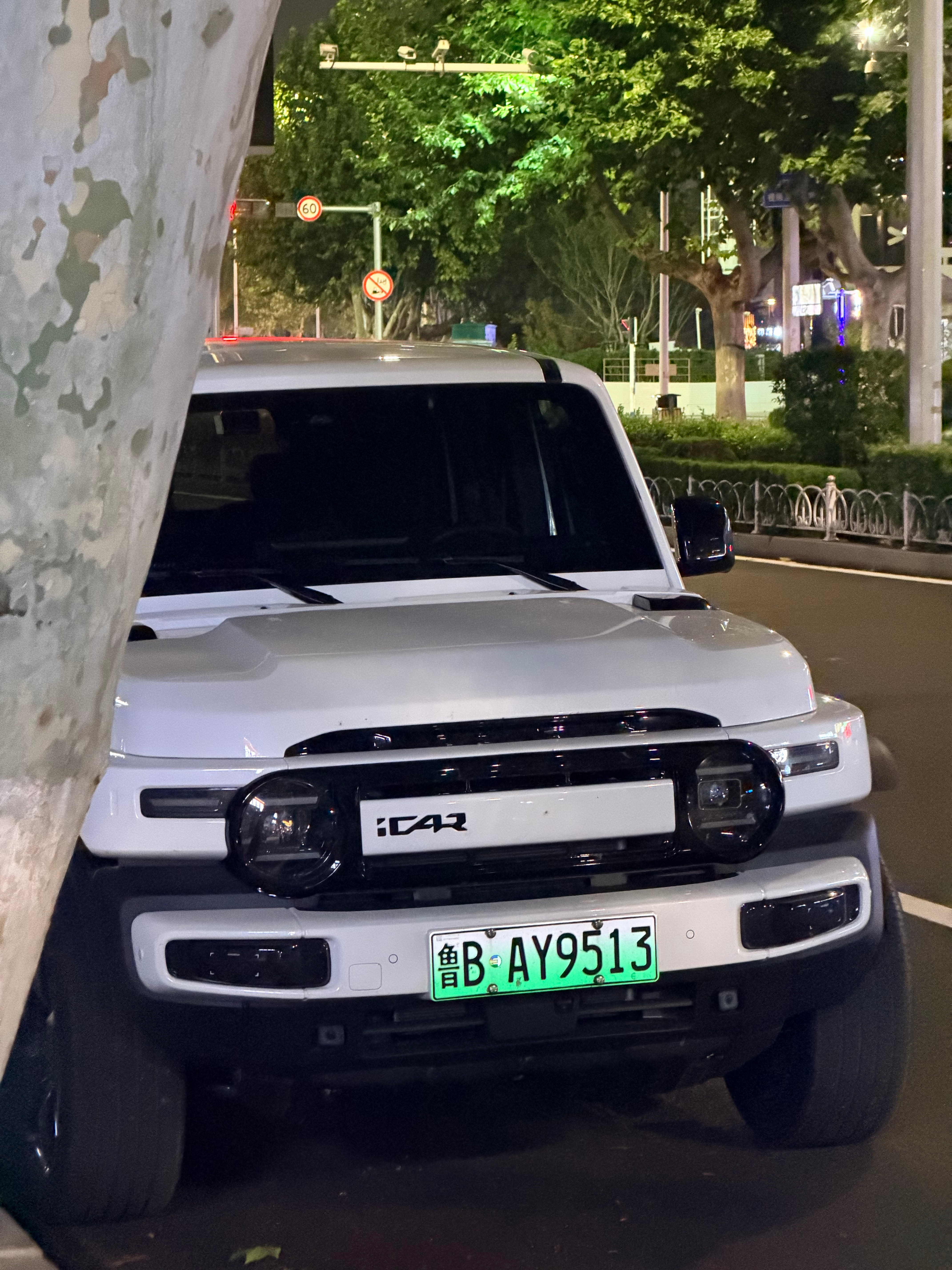 偶遇一台白色icar v23，一条大路不是黑车就是灰色的，突然一台白色的方方正正