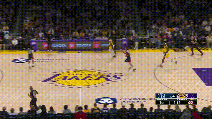 湖人新星布朗尼真是太让人惊喜了！在今天湖人主场迎战奇才的比赛中，当时比赛进行到了