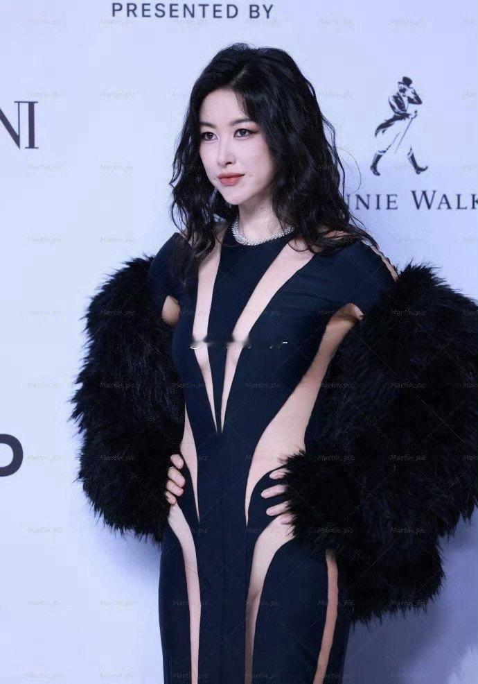 朱珠，若隐若现最是致命 