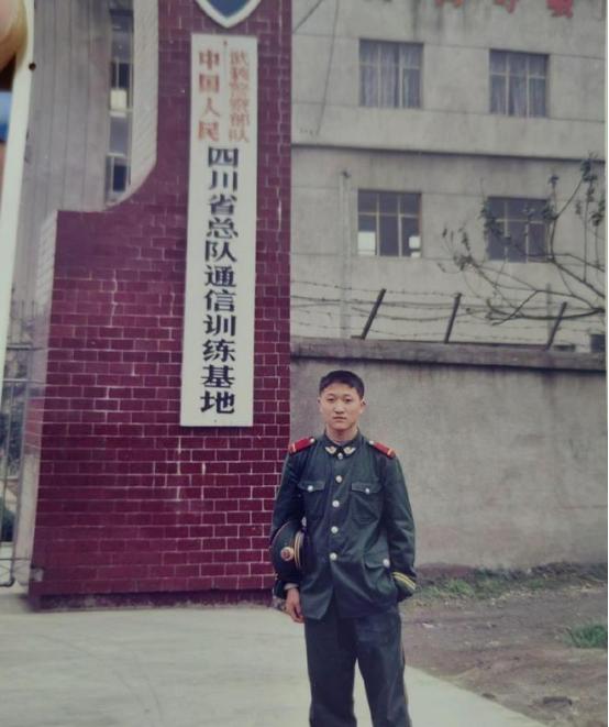 他闭眼四小时，

女孩以为被放弃，

下车前却一把拽倒三个人。

那晚长途车里灯