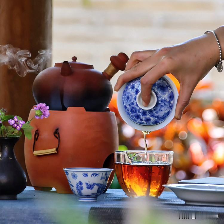 《茶道真如·文言小品体》
铜壶沸水，烟光缭绕。新芽怯浪，翠痕浮沉。世人慕其华艳，