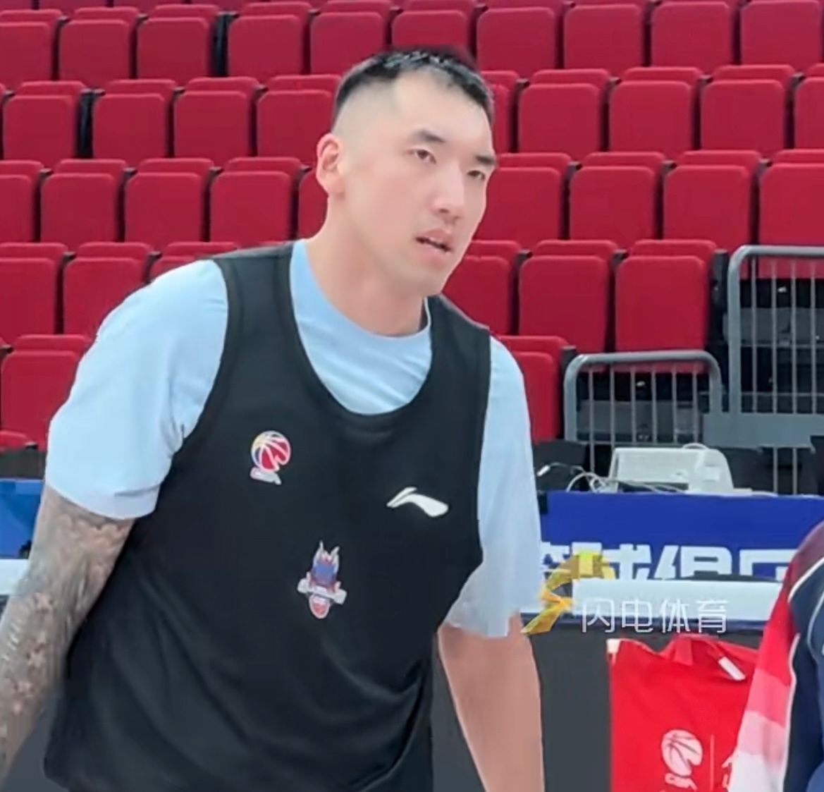 山东男篮对阵新疆广汇，主帅邱彪称，两队均遭遇困境，都未处于最佳状态。不过，山东男