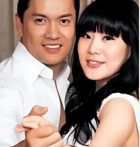 1996年，吕良伟正准备迎娶邝美云，本以为得先和周海媚办个离婚。谁知他去办手续时