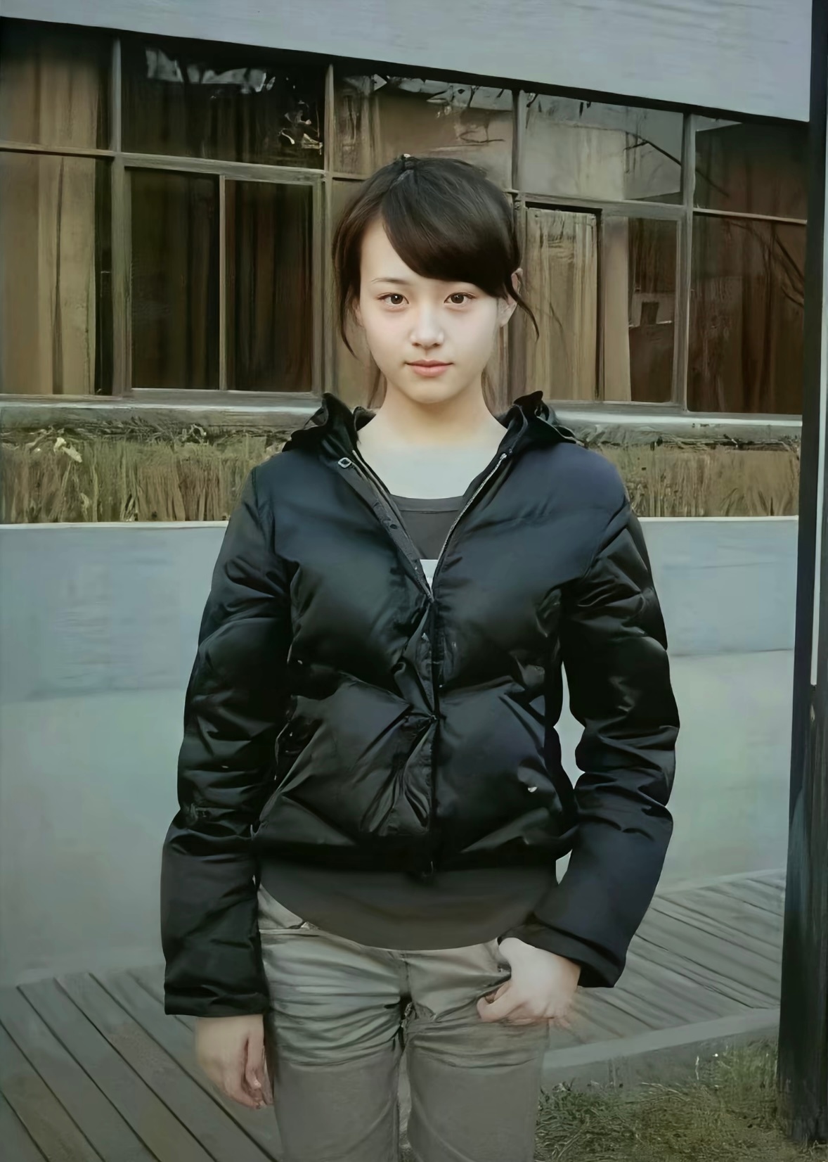 谁懂 这张特别像我见到的那些还没长开 也完全不打扮 身边漂亮的小女孩子….. ​