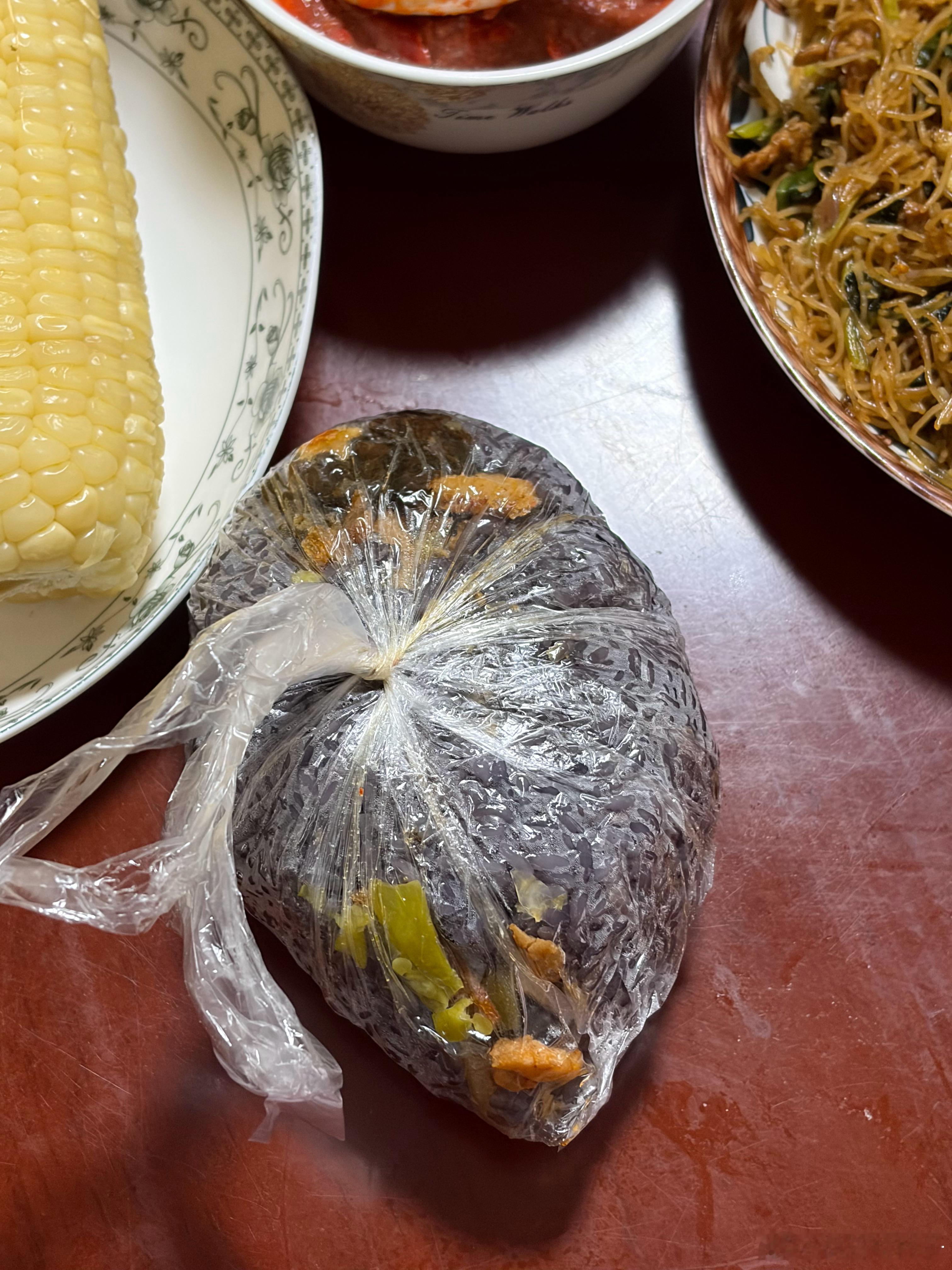 跑到单位拿我的馒头快递，这样早饭既多了馒头又多了我爱吃米饭
