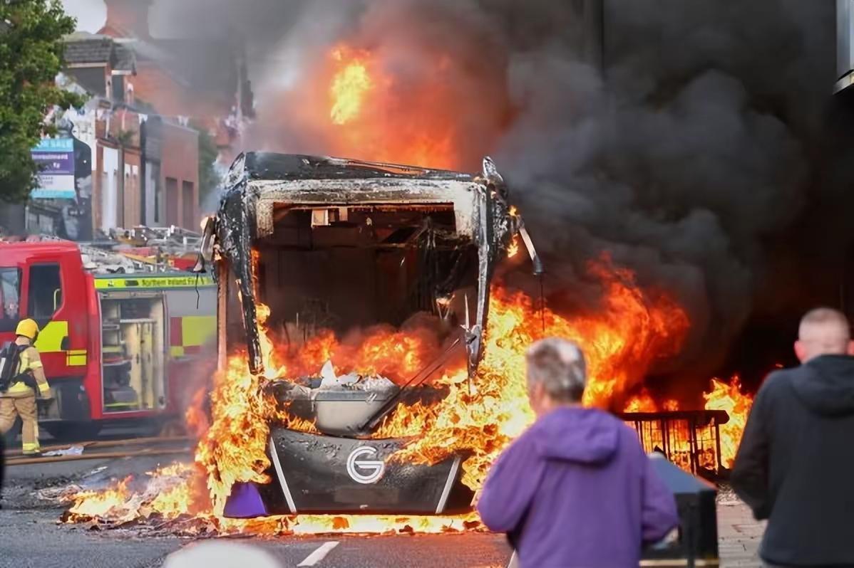 欧洲彻底炸锅！英国街头浓烟滚滚，法国也沦为“一锅粥”，移民这颗雷终于爆了？

英