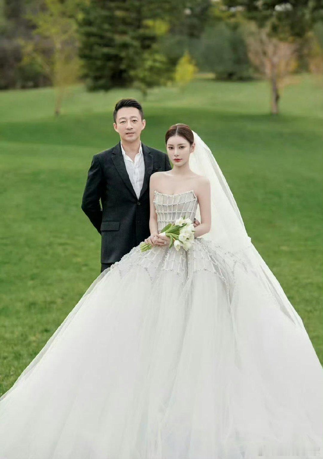 马筱梅孕期写真 谁还没被这组孕期写真美到！三套妆造风格多变，每一套都让人眼前一亮