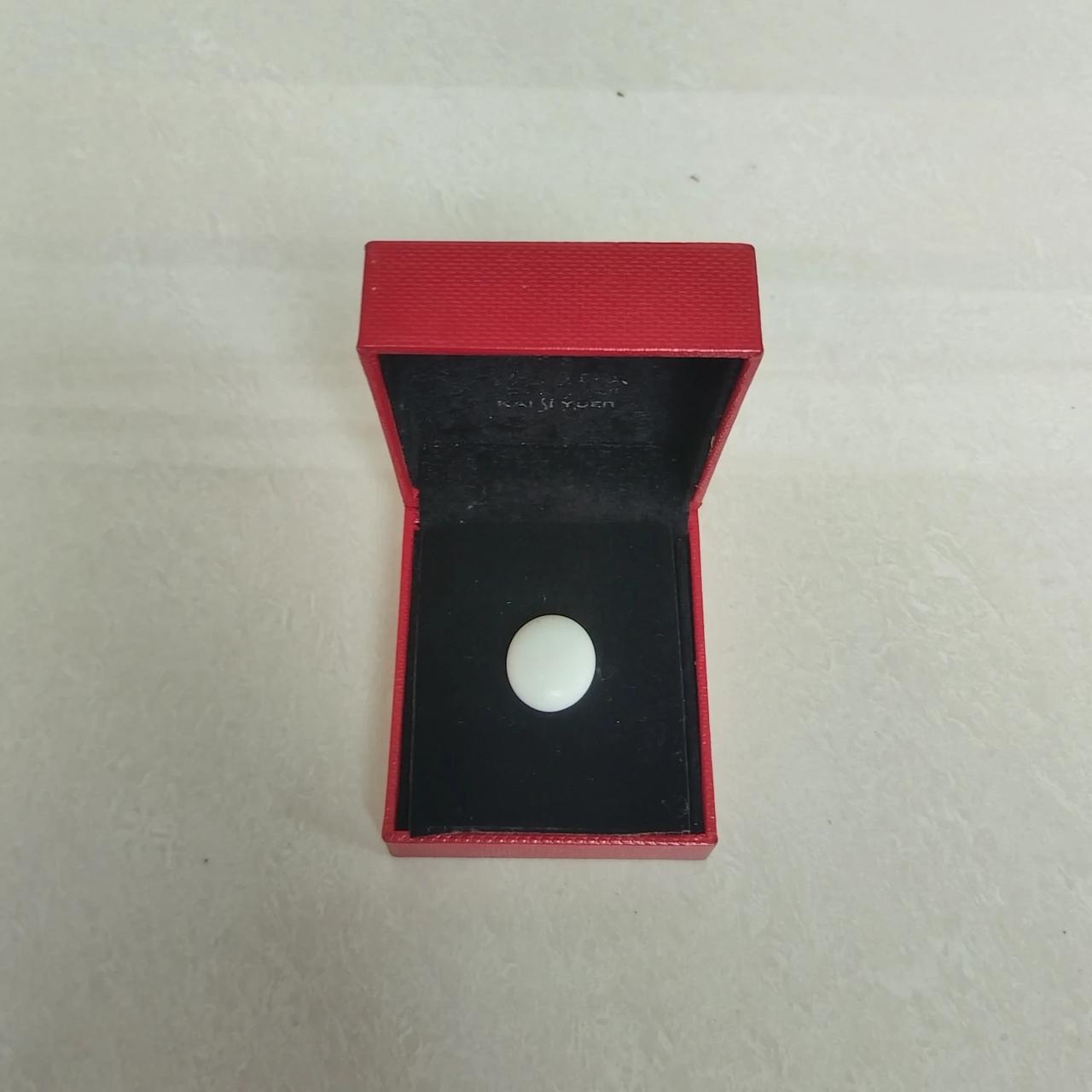 发颗真正的稀有珍贵的白色玻璃陨石，打灯内部通透蓝肉，外皮特级纯白，让人耀眼，其珍