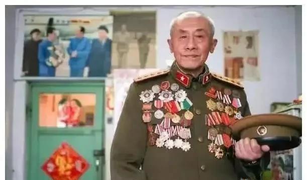 1938年，八路军排长肖万世，带领战士侦察时，发现10多个鬼子，正在河里洗澡，战