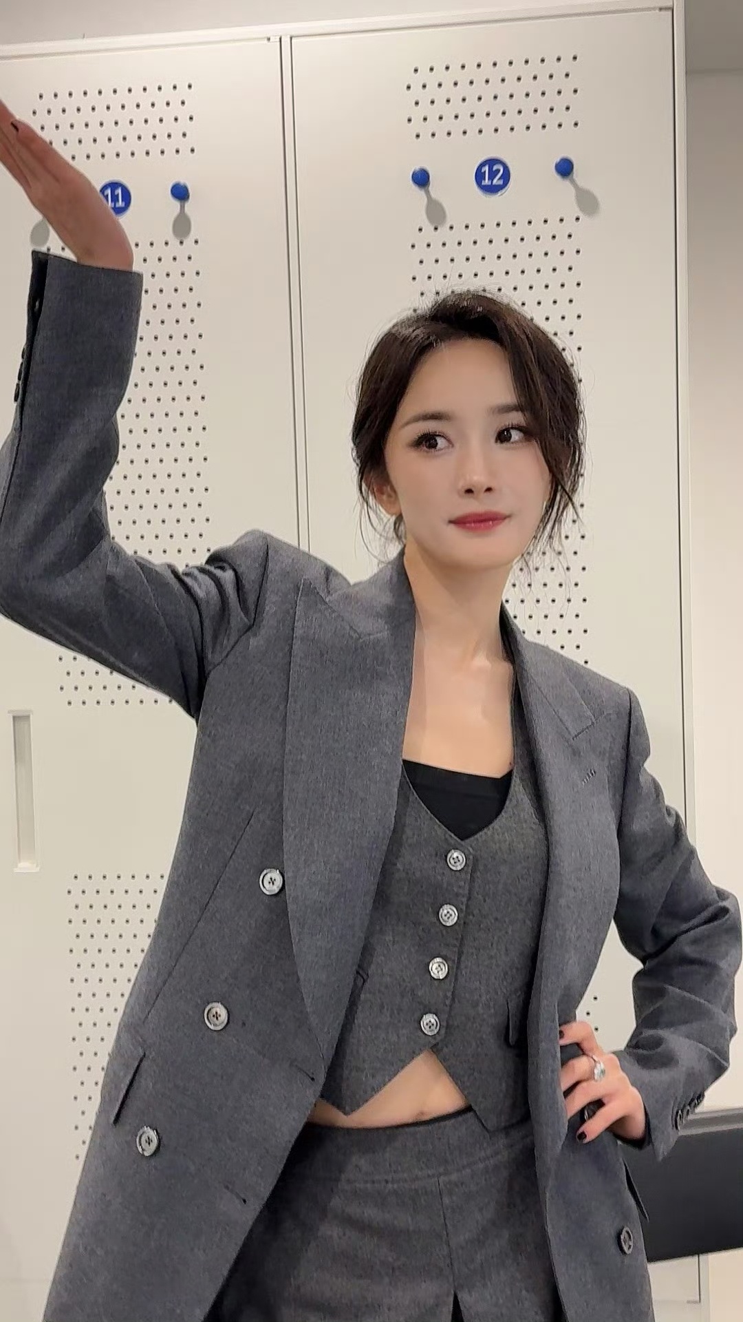 #杨幂live生图##杨幂灰西服live#杨幂灰西服live来啦，这满分拽感的幂