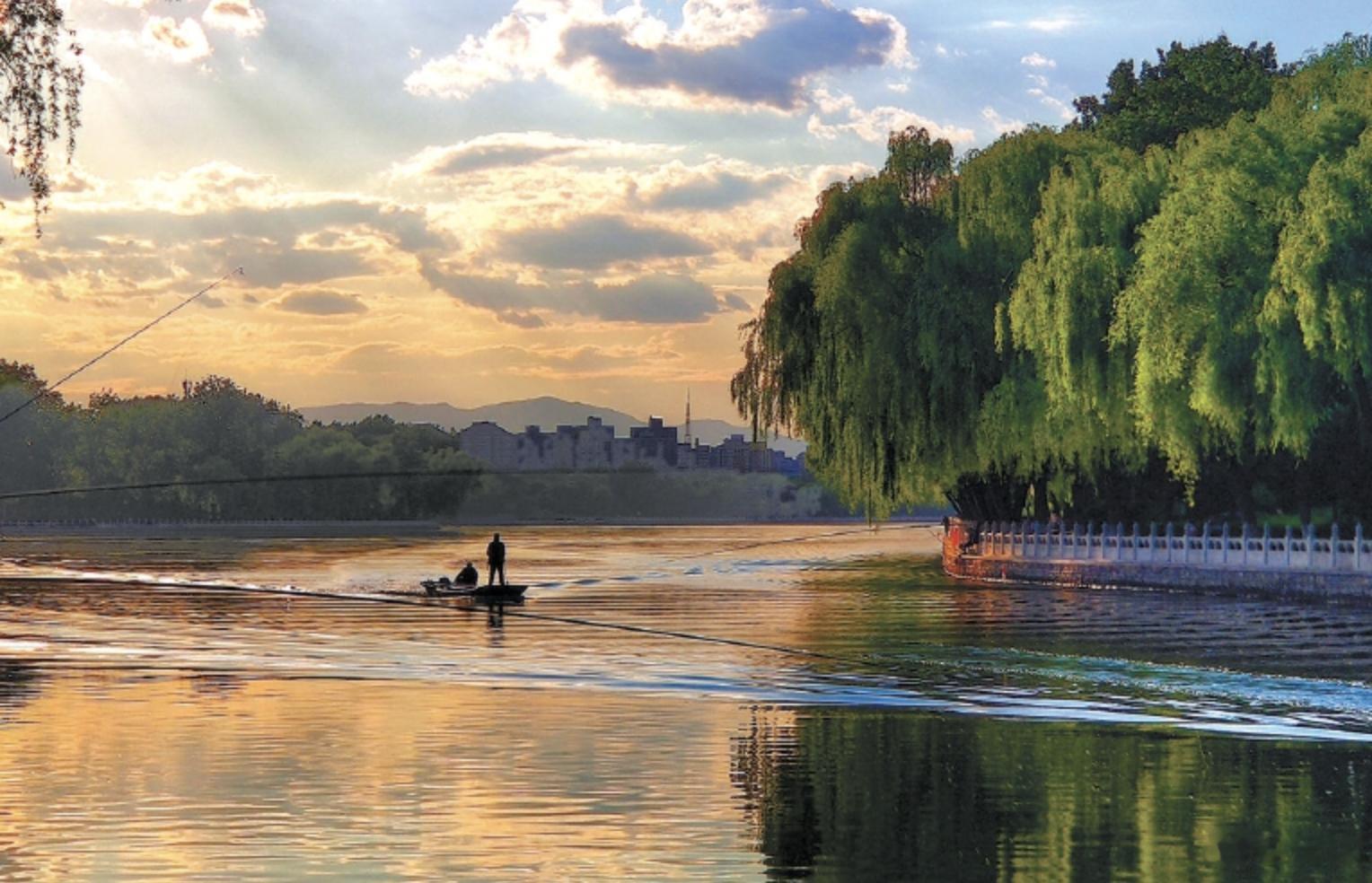 什刹海是消夏胜地，“酸梅汤”和“冰碗”是解暑圣品。#东壁探微# 梁实秋散文里说的