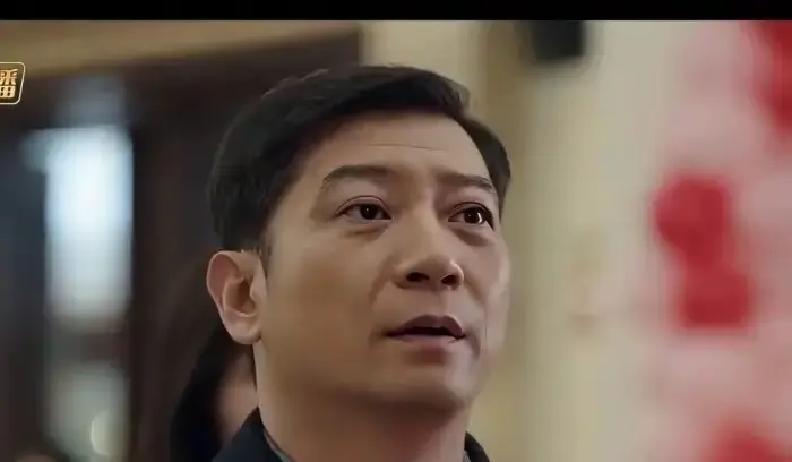 死过二十年的人，突然西装笔挺地推开前妻再婚的家门。

这叫赴宴吗。
这叫砸场子。