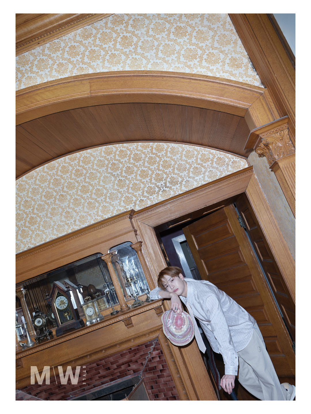 王嘉尔 ｜三十二岁的第一个封面 本次封面和大片拍摄于王嘉尔32岁生日的第二天， 