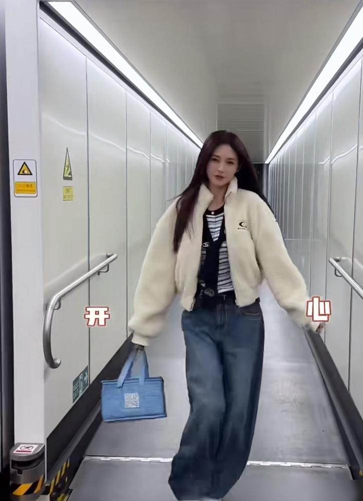 沈梦辰13小时长途飞行坚持护肤，这哪是自律，分明是当年“黑历史”留下的后遗症。