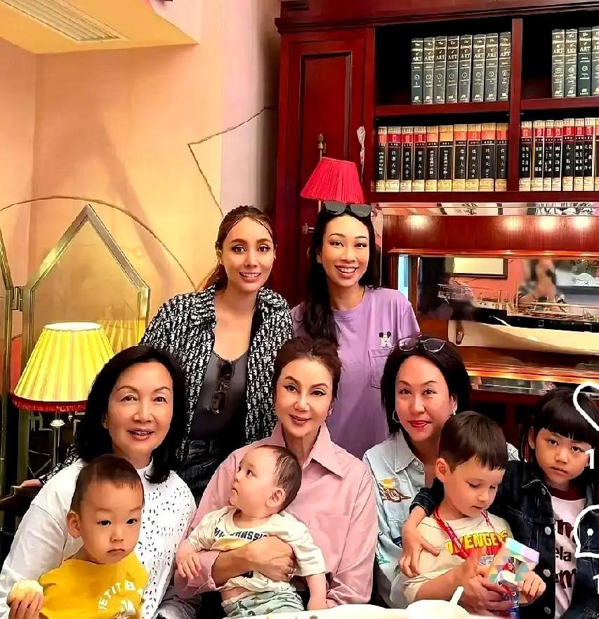 69岁谢玲玲，这格局真的少见！

离婚三十多年，跟前夫家处得比亲戚还亲。最近又跟