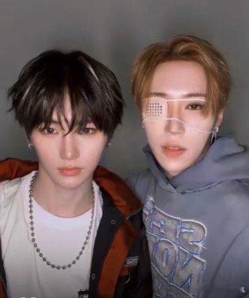 现在男团妆造是在比谁更像AI吗？没想到周安信还是把张家豪给秒了… 