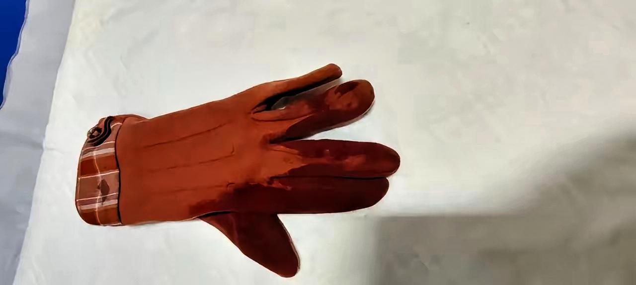 1月3日下午在漯河街头，突然俩男人吵架吵疯了，其中一个从三轮车上抽出一把刀就往对