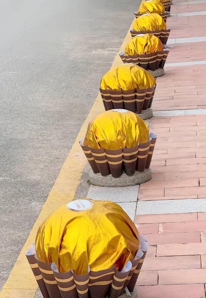 ‌这座城市也太有温度了！
人行道与车行道交界的挡车柱（隔离石墩）
‌外部加装了模